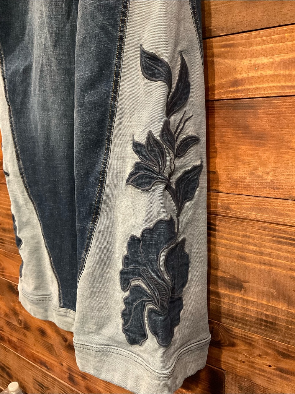 Democracy Women's Skyrise Appliqué Flare Jeans New with Tags size 12 - Picture 4 of 10